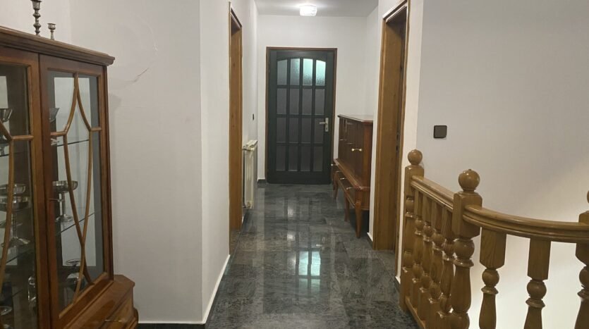 Remete, dvoetažni stan, vrt, parking, najam 4