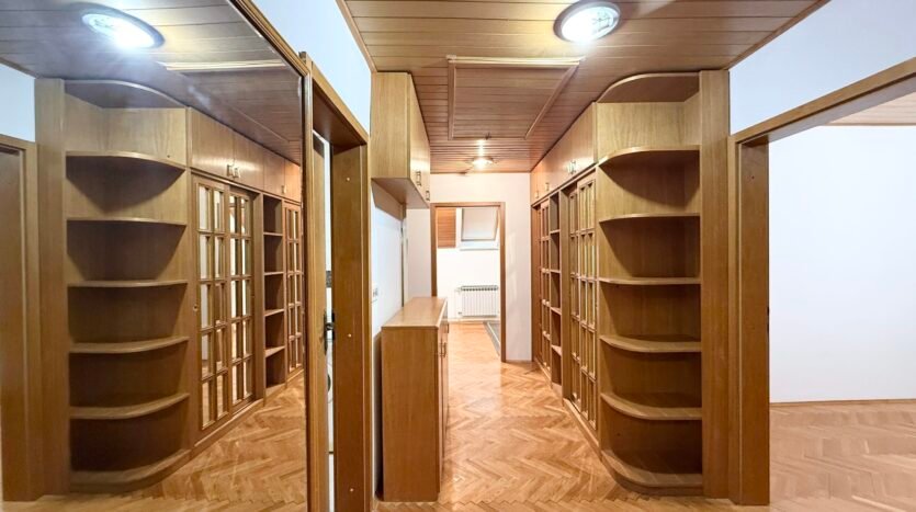 Kuća s 4 apartmana, garažom i parkingom, blizina Petrove, prodaja 5