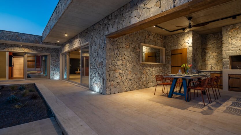 Vila s bazenom i teniskim terenom, 20 km od Splita, prodaja 5
