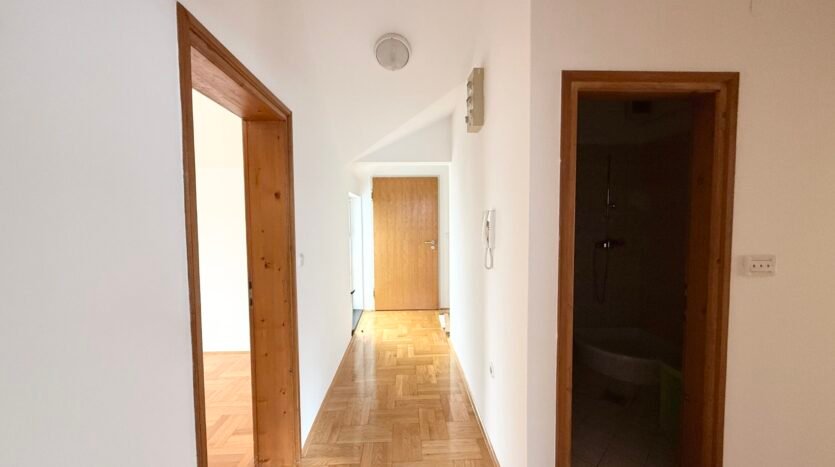 Malešnica, nenamješten poslovni prostor 110 m2, parking, zakup 5