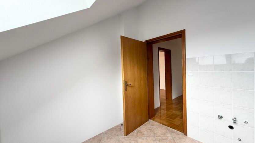 Malešnica, nenamješten poslovni prostor 110 m2, parking, zakup 3