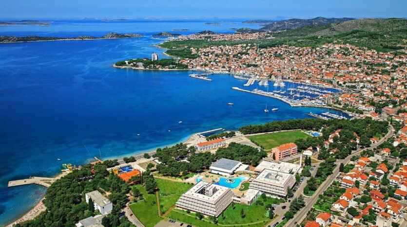 Vodice, 6 građevinskih zemljišta, ukupno 4500m2, pogled na more, prodaja