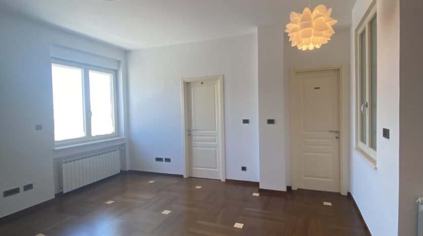 Trg bana Jelačića, poslovni prostor 115 m2, najam 5