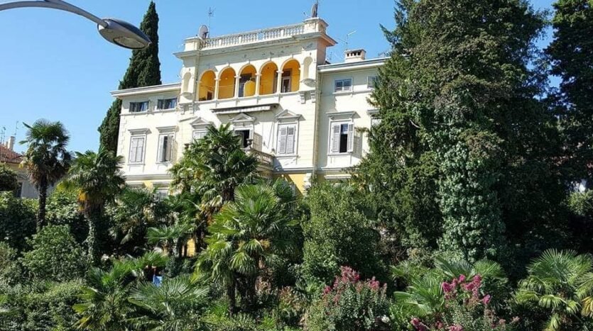 Opatija, centar, luksuzan stan 150 m2, parking, najam 2