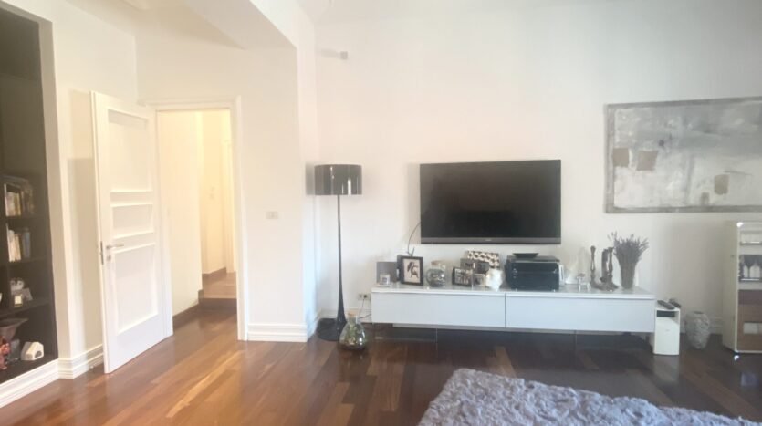 Luksuzan stan 250m2, strogi centar, najam 3