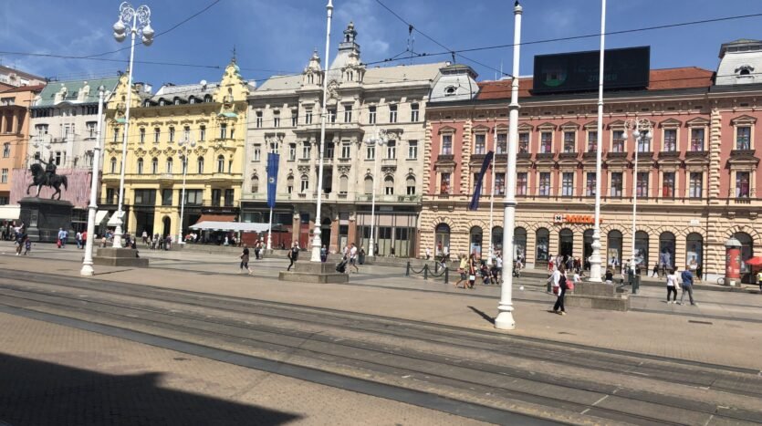 Trg bana Jelačića, četverosobni stan, garaža, prodaja