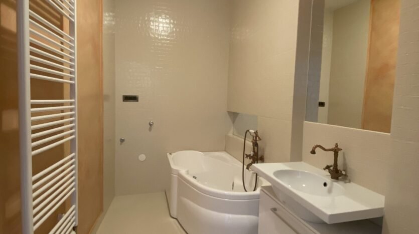 Trg bana Jelačića, poslovni prostor 115 m2, najam 4