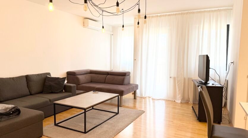 Kuća s 4 apartmana, garažom i parkingom, blizina Petrove, prodaja 4