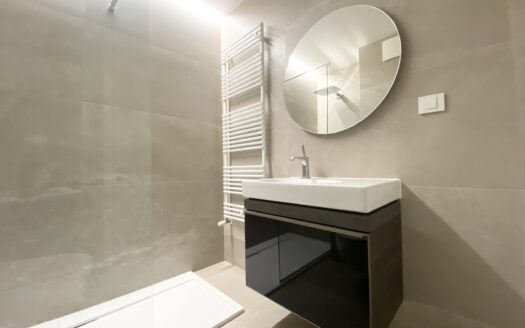 New ready-to-move-in luxurious apartment, garage, sale