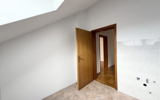 Malešnica, unfurnished office 110m2, parking, rent