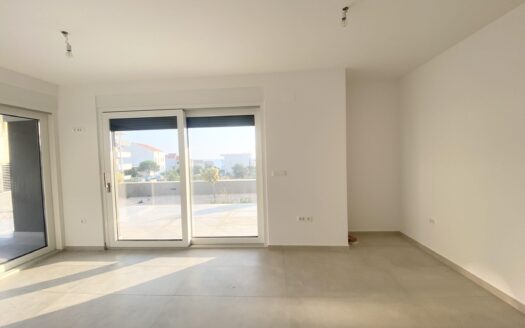 Novalja – Gaj, 5-room apartment with terrace, garden and 2 parking spaces, sale