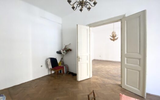 Strict center, 4-room office for renovation, sale