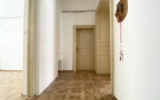 Strict center, 4-room office for renovation, sale