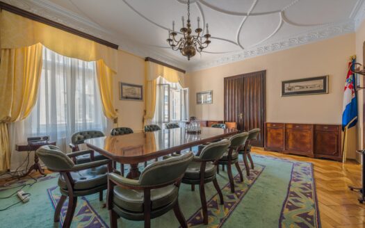 Strict center, business building with private parking, sale