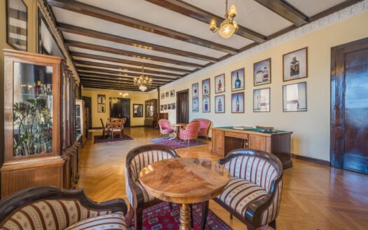 Strict center, business building with private parking, sale