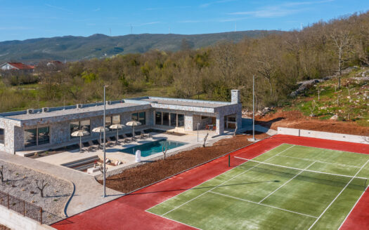 Villa, pool, tennis court, 20 km from Split, sale