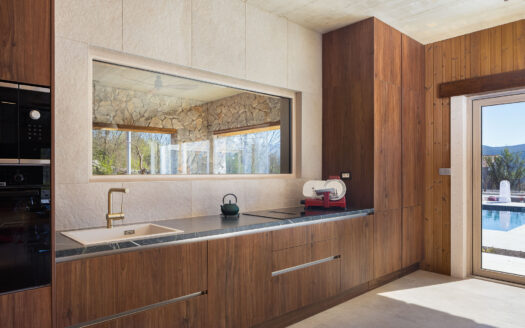 Villa, pool, tennis court, 20 km from Split, sale