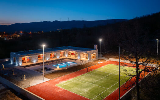 Villa, pool, tennis court, 20 km from Split, sale