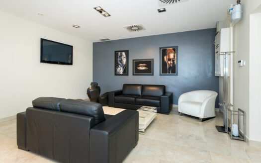 Fully equipped polyclinic 250m2, 6 parking spaces, sale